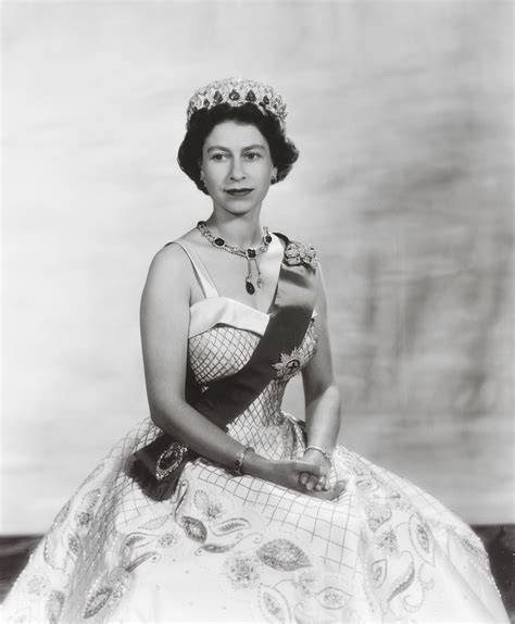 Regina Elisabetta II con l'abito Norman Hartnell