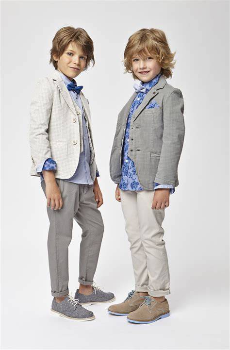 Bambini vestiti da paggetti e damine