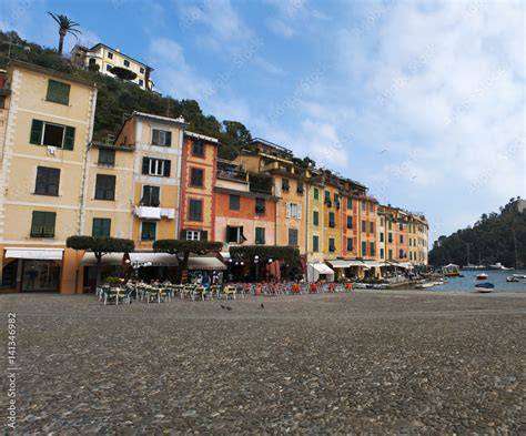 Vista panoramica di Portofino con il suo porto e le case colorate