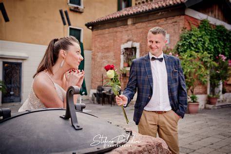 coppia che fa un servizio fotografico nello stesso luogo del matrimonio