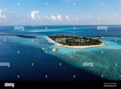 Vista aerea di un atollo maldiviano con bungalow sull'acqua