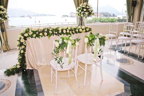 Dettagli floreali e decorazioni per un matrimonio elegante