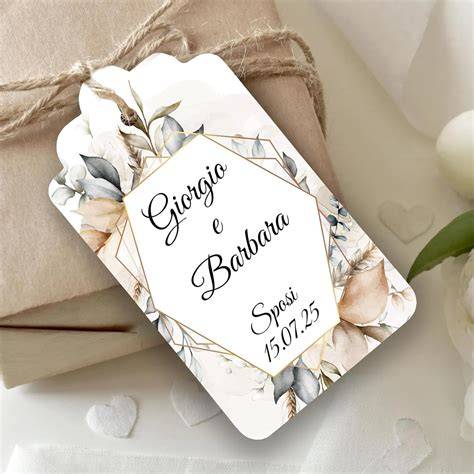 Varietà di materiali e finiture per etichette matrimonio