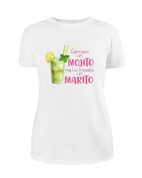 Ragazze che brindano con mojito e indossano magliette a tema addio al nubilato