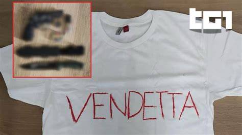 Dettaglio di una maglietta con la scritta