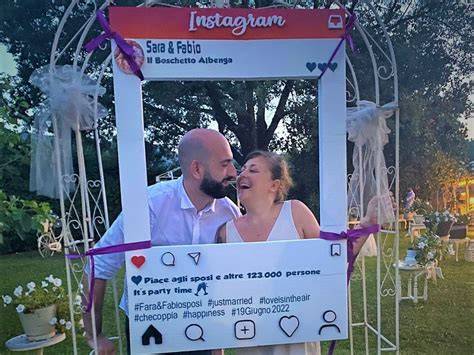 Cornici Instagram per matrimonio con coppie che scattano foto