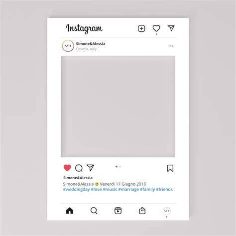 Coppia che riceve un pacco con una cornice Instagram