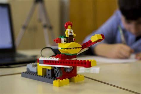 Lavoro di gruppo nella costruzione LEGO WeDo