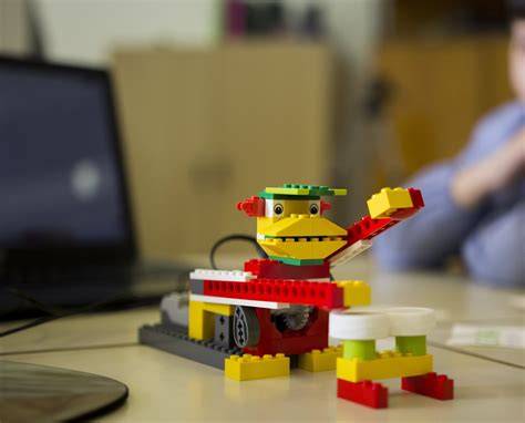 Robot scimmia e leone costruiti con LEGO WeDo