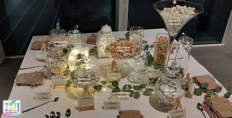 Tavolo con bomboniere e confetti