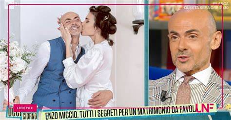 Enzo Miccio mentre valuta un abito da sposa