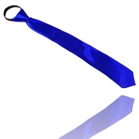 Dettaglio di cravatta blu elettrico in raso