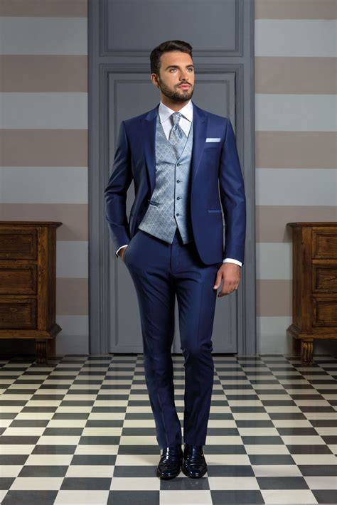 Completo da sposo blu con gilet bianco e cravatta blu elettrico