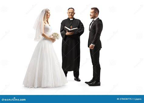 Coppia di sposi con le rispettive madri eleganti