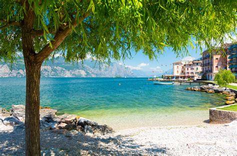 Panorama del Lago di Garda con la Spiaggia Copelia