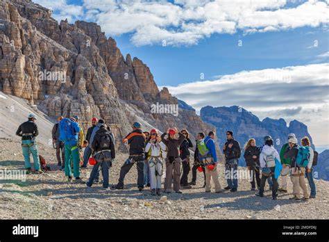 Paesaggio delle Dolomiti con escursionisti