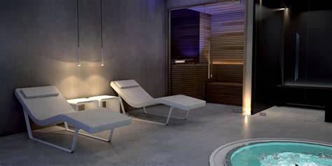Interno di una lussuosa Day Spa con lettini da massaggio e piscina
