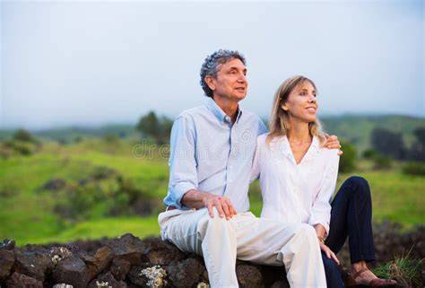 Coppia di mezza età che guarda il tramonto