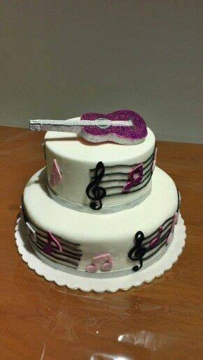 Torta nuziale decorata con note musicali