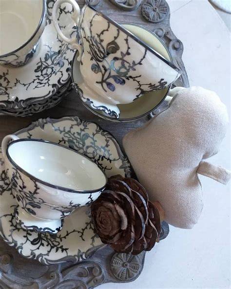 Tavolo da tè elegantemente apparecchiato con fiori