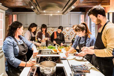 Gruppo di donne che partecipano a un corso di cucina
