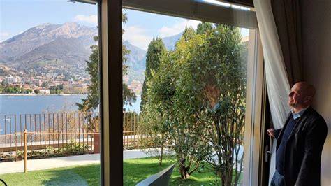 Interni eleganti di una camera dell'Hotel Promessi Sposi con vista lago