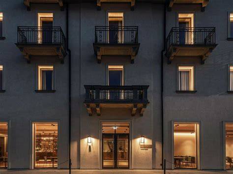 Dettaglio architettonico dell'Hotel Promessi Sposi che riflette il design innovativo