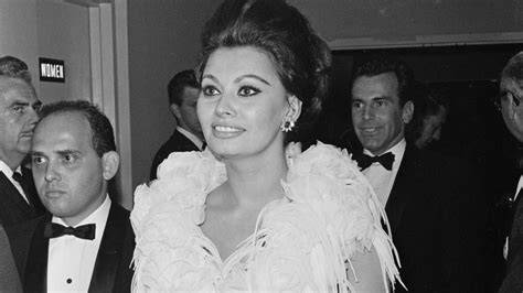Sophia Loren in un elegante abito rosso