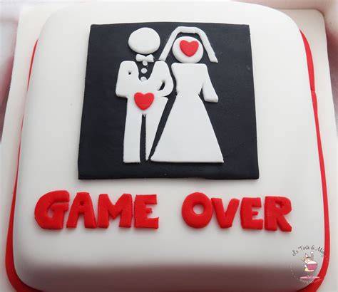 Torta addio al celibato a forma di pene stilizzato con cravatta