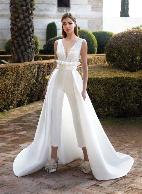 Abito da sposa trasformabile: gonna e tuta