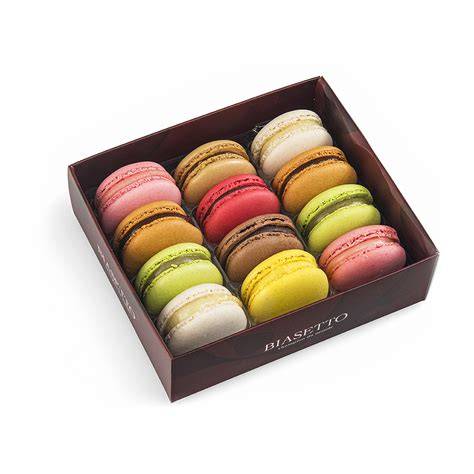 Selezione di mignon e macaron dalla Pasticceria Staccoli