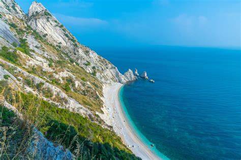Panorama della Riviera del Conero con scogliere bianche e mare blu