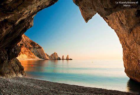 La spiaggia delle Due Sorelle con i suoi iconici faraglioni