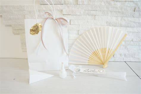 Dettaglio di una wedding bag con ventaglio e riso