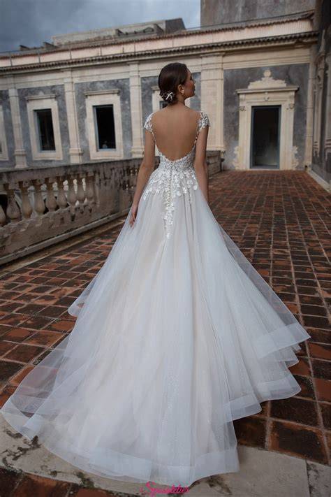 Dettaglio pizzo su abito da sposa Delsa