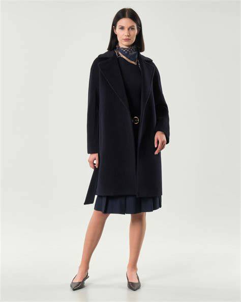 Dettagli sartoriali e accessori Delsa