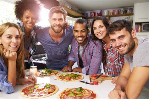 gruppo di persone che cucina insieme