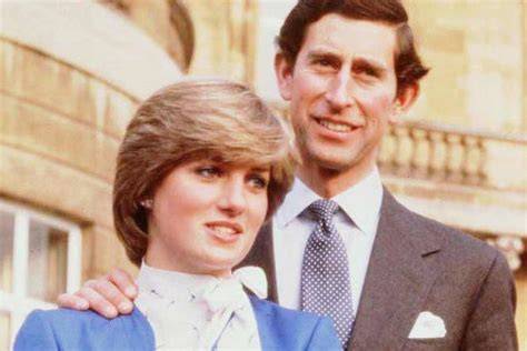 Immagine di Lady Diana e del Principe Carlo sorridenti durante la luna di miele a bordo del Royal Yacht Britannia