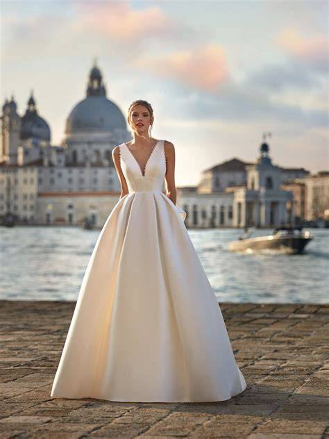 Donna in abito da sposa con scollatura a V
