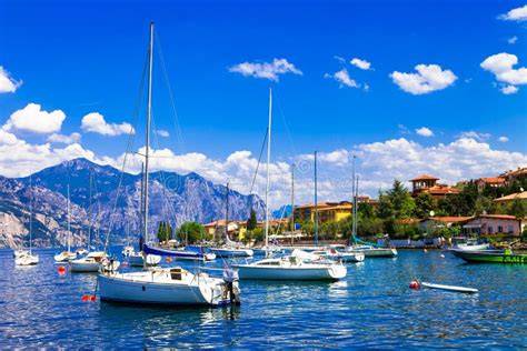 Vista panoramica del Lago di Garda con barche