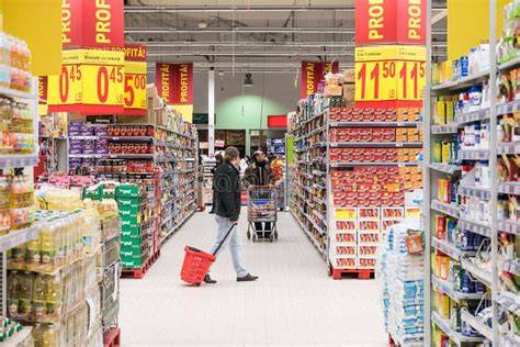 Persone che fanno la spesa in un supermercato Iper