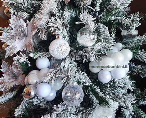 Albero di Natale decorato con palline personalizzate come bomboniere