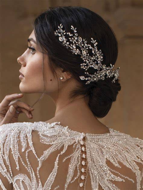 Accessori da sposa per matrimonio in spiaggia: sandali gioiello e fermaglio per capelli