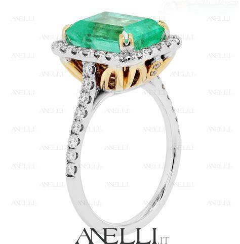 Anello con smeraldo e decorazioni verdi