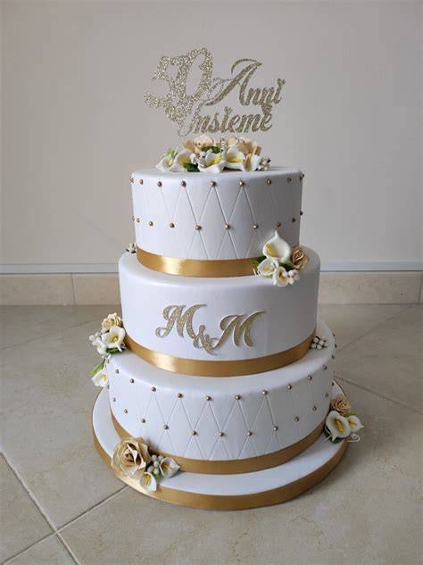 Decorazione di nozze in bianco e oro con diamanti finti
