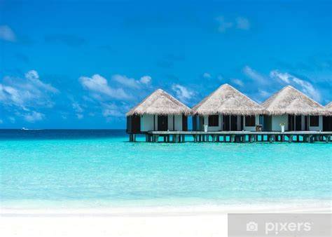 Spiaggia idilliaca alle Maldive con bungalow sull'acqua
