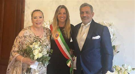 Barbara De Rossi e Simone Fratini sorridenti al matrimonio