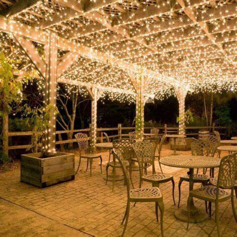 Decorazioni luminose per matrimoni in giardino