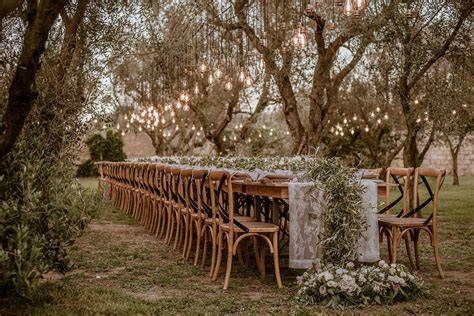 Esempio di allestimento matrimonio in giardino con luci e fiori