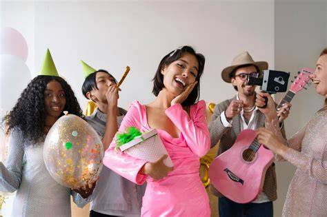 Gruppo di amiche che si divertono a una festa a tema